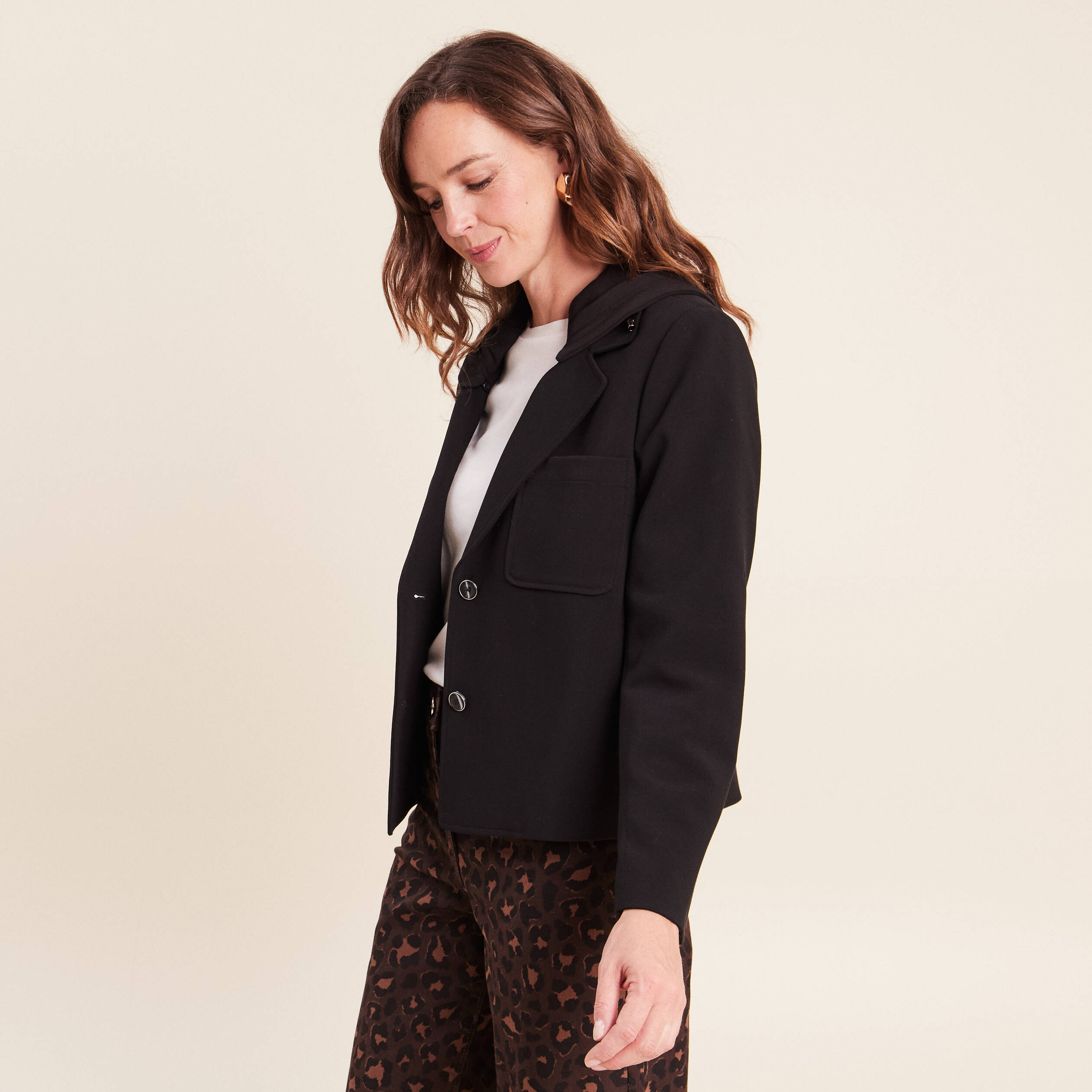 blazer-noir-femme-526jjm-1.jpg Blazer Noir Femme Veste Femme Fluide Cache Cache Veste De Costume Noir Femme Veste Polyester Recyclé – Image 1