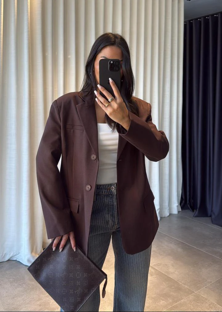 blazer-oversize-femme-797kaz.webp Blazer Marron Chocolat Oversize Élégance urbaine : blazers premium, robes & looks de saison – Image 1