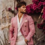 Blazer rose à double boutonnage et chinos beige