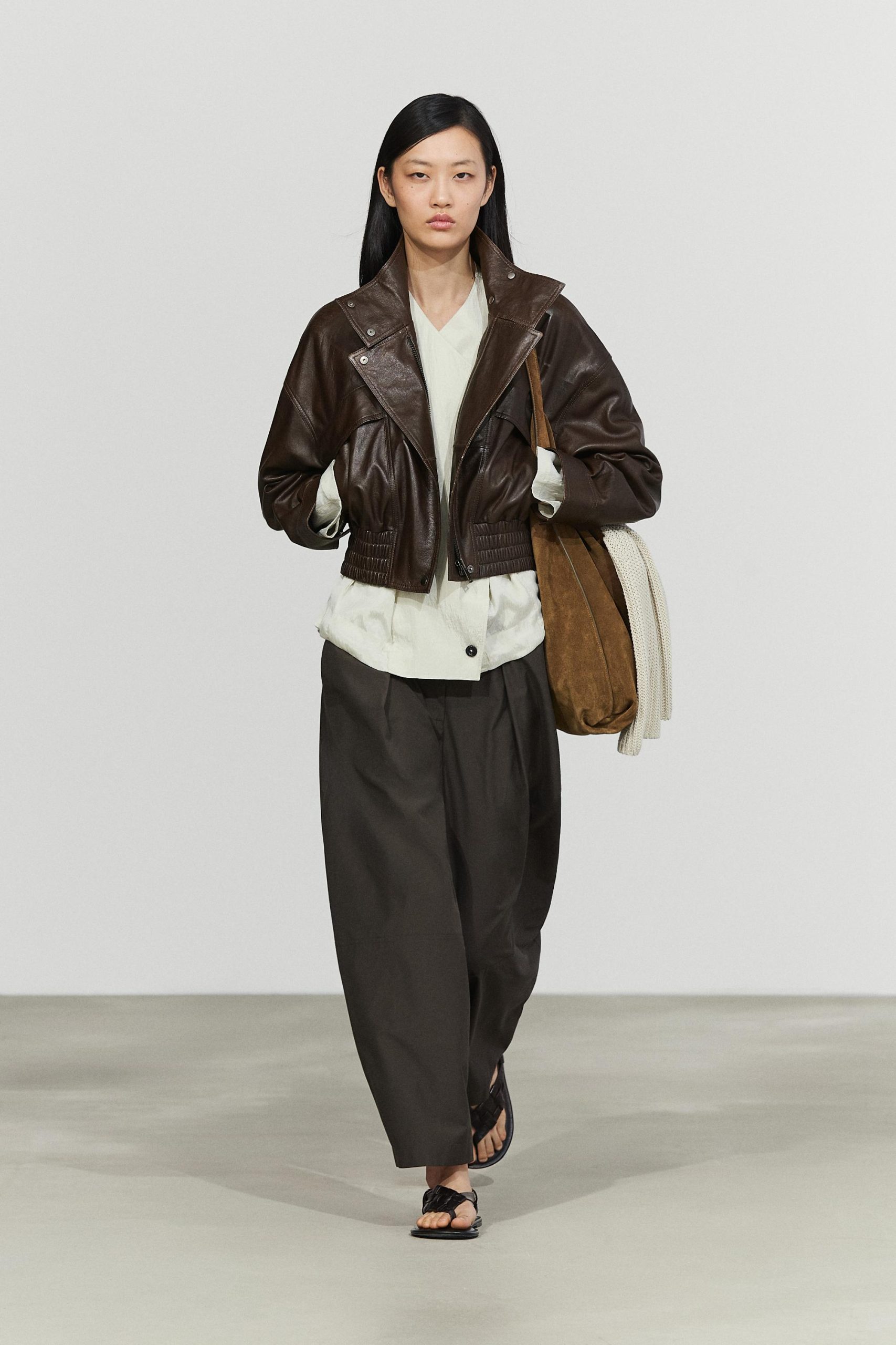 blouson-cuir-femme-313brq-1.jpg Collection Cuir Femme Massimo Dutti FR – Image 1