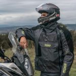 DXR D TEX : un blouson Adventure taillé pour toutes les saisons Trail Adventure Magazine Voyages à Moto