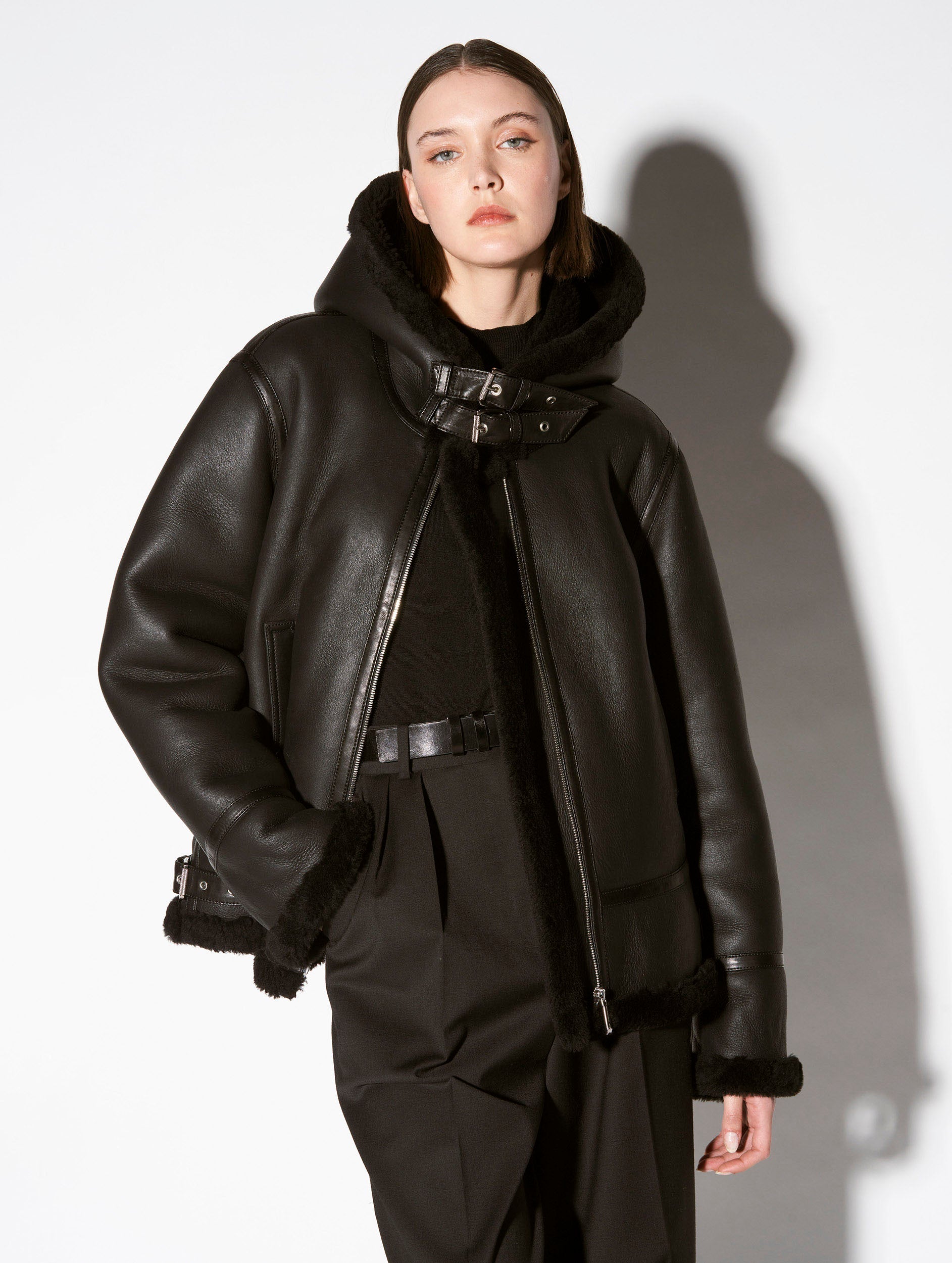 bombardier-femme-055dmt-1.jpg Blouson bombardier à capuche en peau lainée noir – Image 1