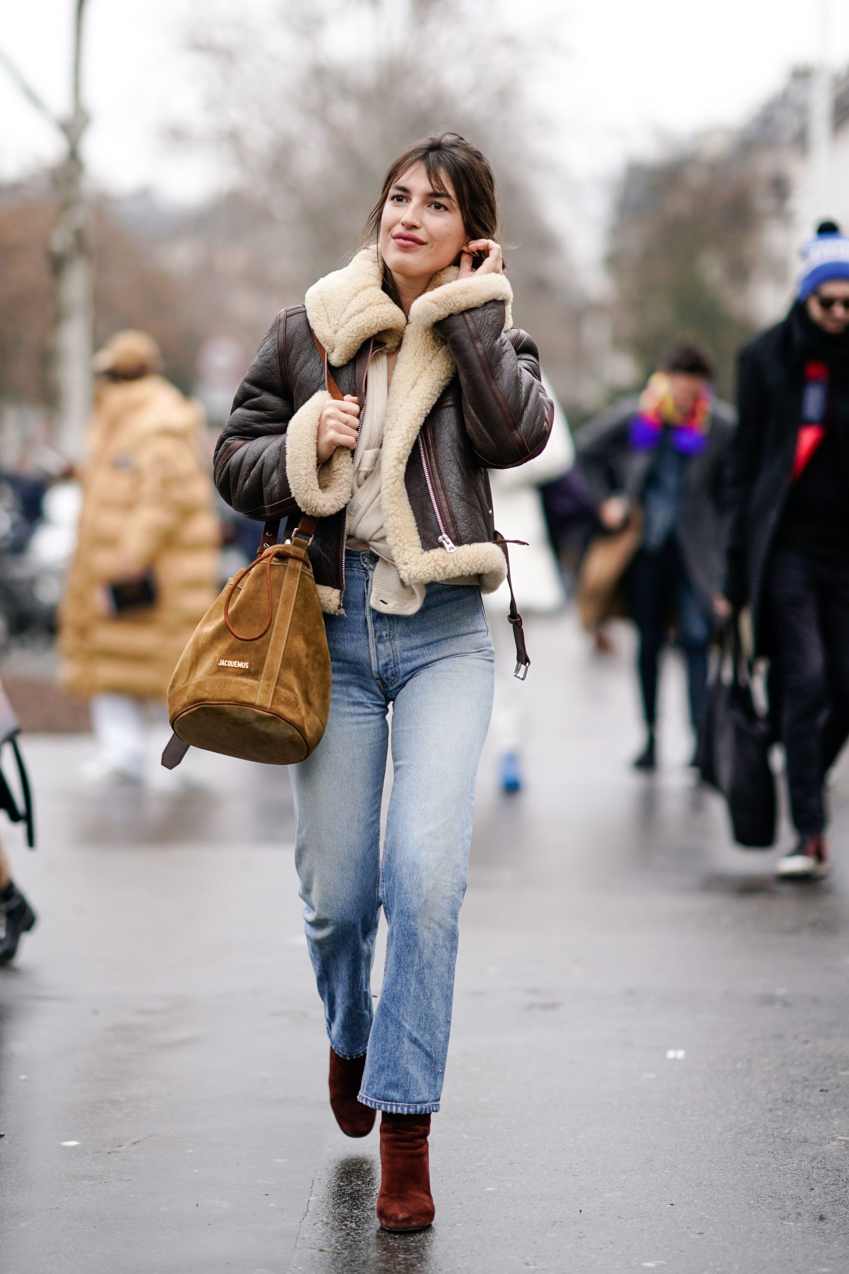 bombardier-femme-089exe-1.jpg Cette veste bombardier revient chaque saison, mais tout le monde continue de la porter | Vogue France – Image 1