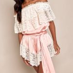 Peach Pêche Combishort Fluide En Satin À Dentelle Bardot Avec Ceinture À Nouer | PrettyLittleThing FR