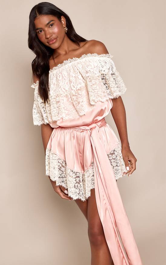combishort-205boo-1.jpg Peach Pêche Combishort Fluide En Satin À Dentelle Bardot Avec Ceinture À Nouer | PrettyLittleThing FR – Image 1