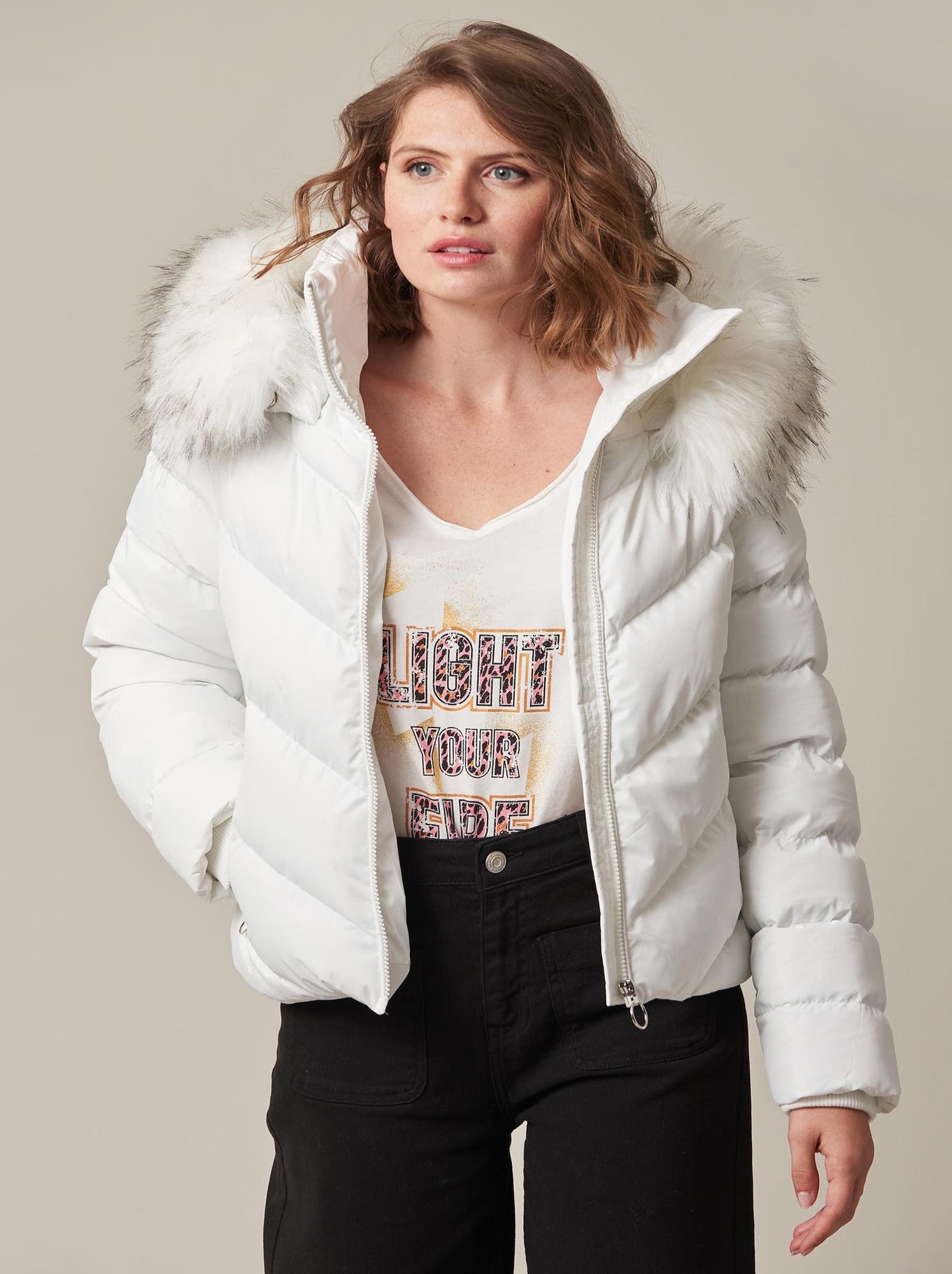 doudoune-blanche-441qkm-1.jpg Doudoune cintrée à capuche 'Deeluxe' Blanc Femme 0.00€ Kiabi – Image 1