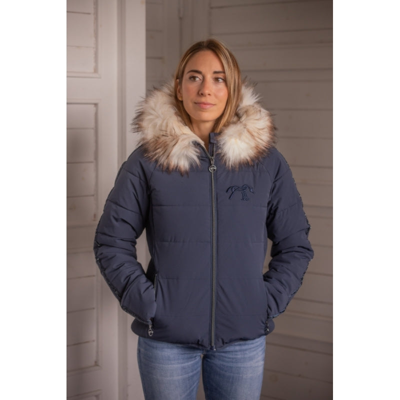 doudoune-chaude-femme-477cjw-1.jpg Blouson Louxy Marine – Doudoune Femme Chaude et Stylée – SELLERIE HORSE PRESTIGE – Image 1