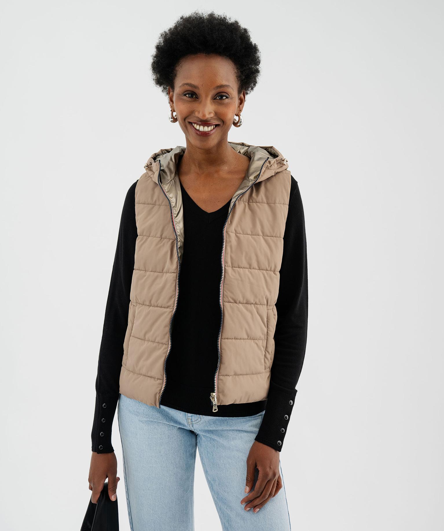 doudoune-fine-femme-928cxo-1.jpg Doudoune Sans Manche Doudoune Fine Femme Avec Capuche Doudoune Sans Manches Réversible à Capuche Femme Beige Fonce GEMO – Image 1