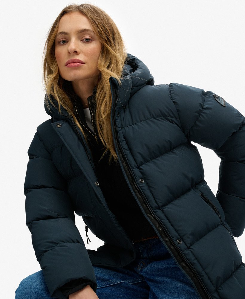 doudoune-mi-longue-femme-756lnm-1.jpg Doudoune mi longue à capuche Sportsbleu marine myrtille pour Femme | Superdry FR – Image 1