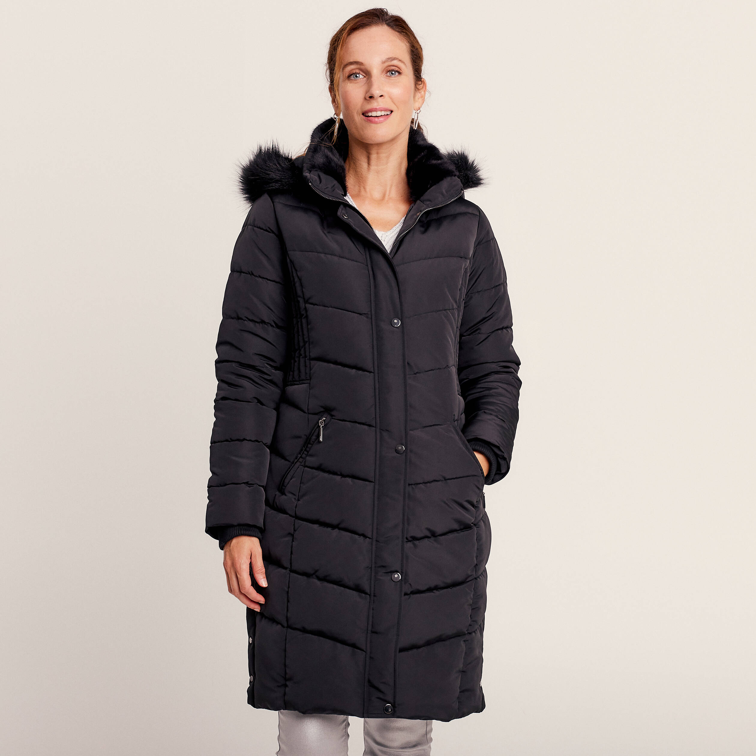 doudoune-noir-femme-396atu-1.jpg Doudoune déperlante longue à capuche noir femme | Bréal – Image 1