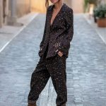 Ensemble WILD CITY de chez CHANTAL B est composé d'un blazer et d'un pantalon Léopard sur fond choco ... une tuerie !!!