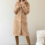 Manteau long en fausse fourrure sur beige | MADELEINE Vetement