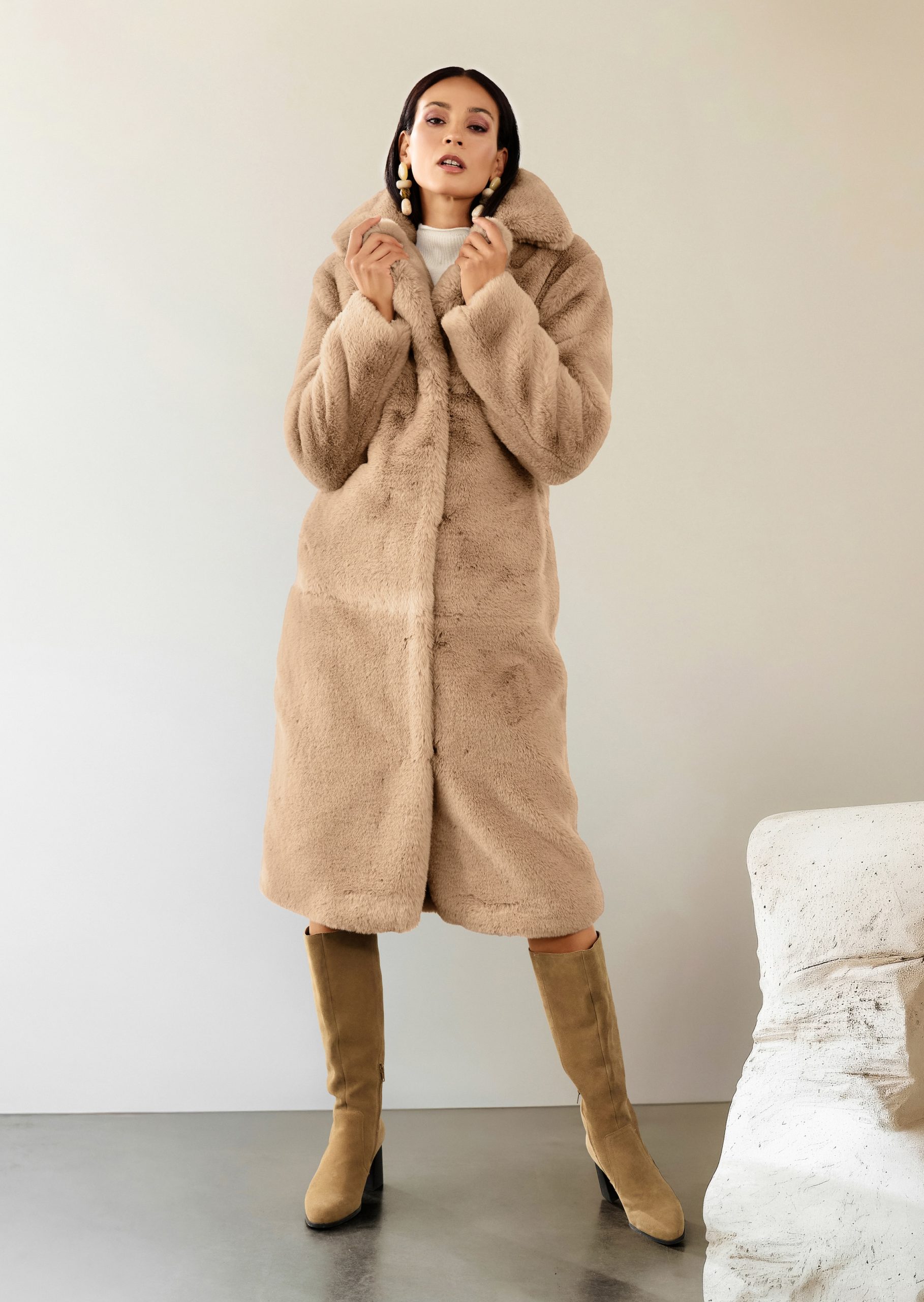 manteau-fausse-fourrure-194nof-1.jpg Manteau long en fausse fourrure sur beige | MADELEINE Vetement – Image 1