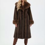 Manteau long en fausse fourrure marron