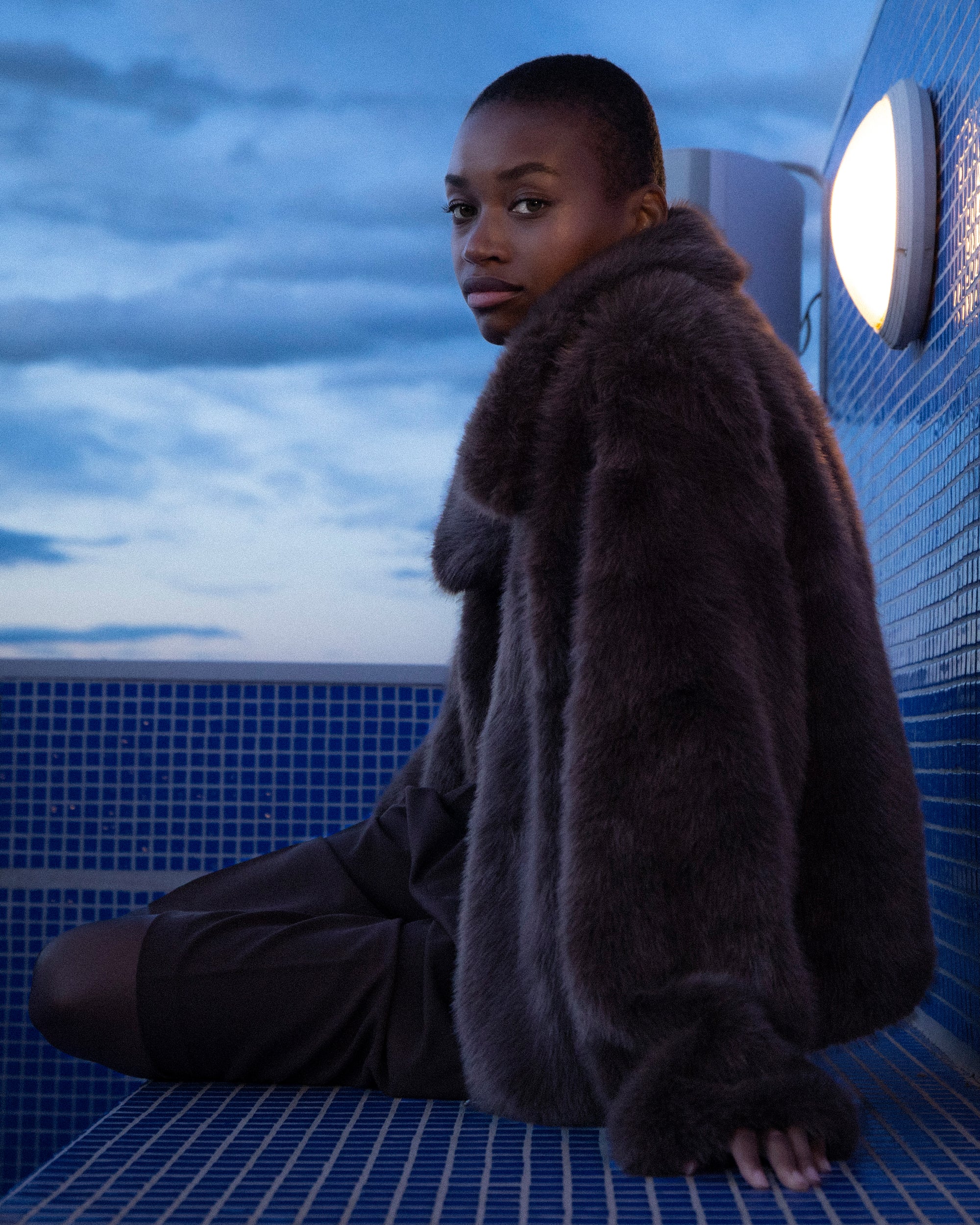 Manteau court en fausse fourrure – Grace & Mila – Image 1