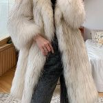 Manteau en fausse fourrure blanc à l'avant ouvert et moelleux long shearling