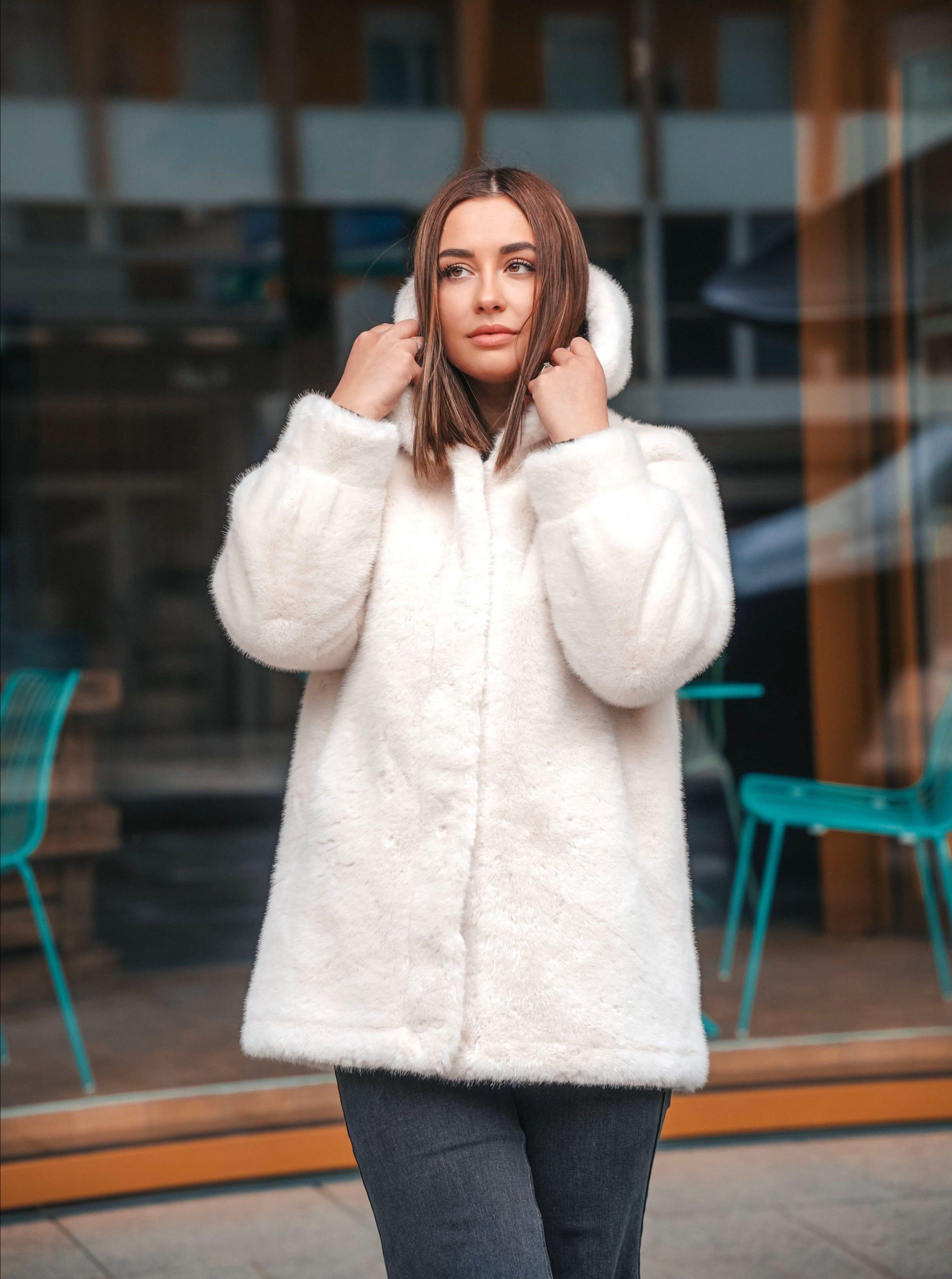 manteau-fausse-fourrure-femme-415pjm-1.jpg Veste Fausse Fourrure | Capuche chaude et coupe ample – Les Petits Imprimés – Image 1