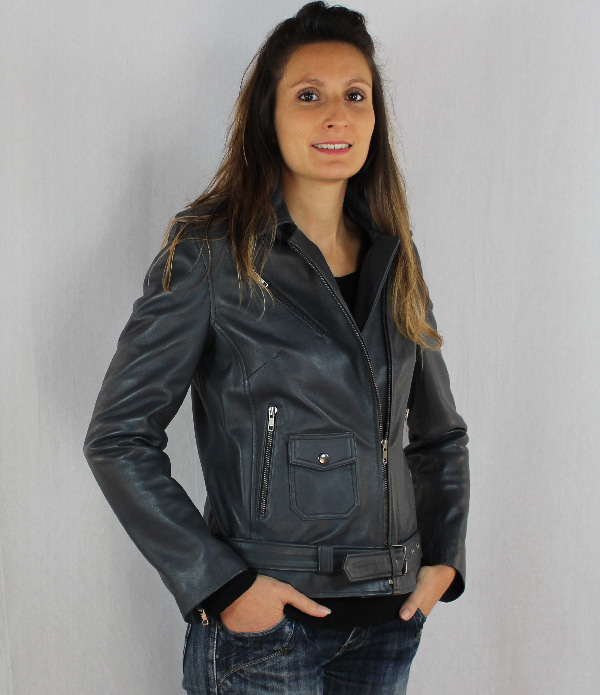 perfecto-femme-116vau-1.jpg Blouson femme perfecto en cuir gris nina Vêtements cuir adaptés à votre morphologie Itinérance Cuir – Image 1