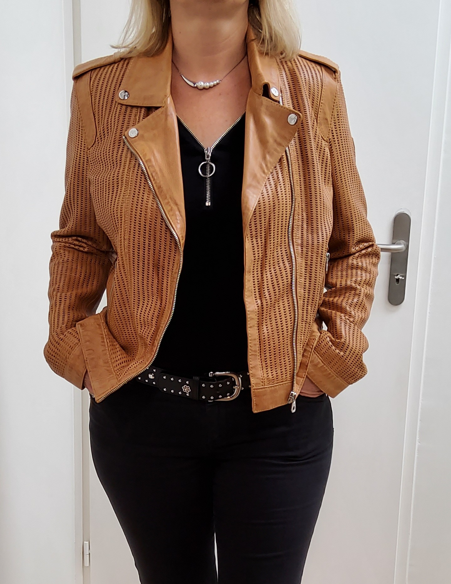 perfecto-femme-983jwk-1.jpg Perfecto cuir perforé camel femme BOUTIQUE CAPRICES – Image 1