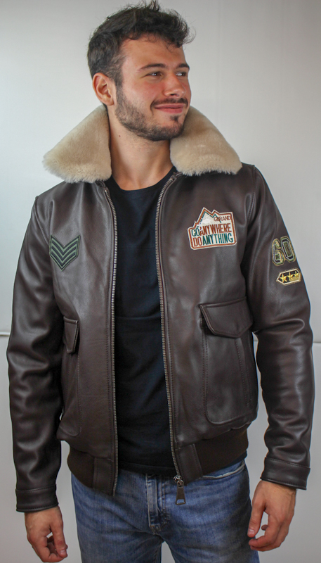 veste-aviateur-homme-843yat-1.jpg Blouson "Aviateur" en Cuir Marron avec écussons Homme Vêtements cuir adaptés à votre morphologie Itinérance Cuir – Image 1