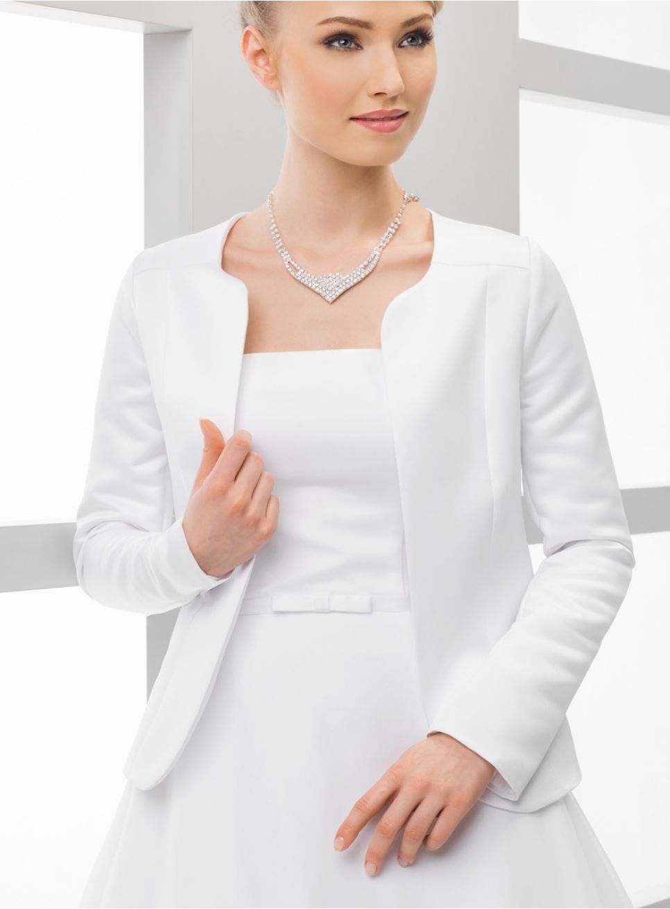 veste-blanche-femme-607ciq-1.jpg Veste de mariée satin manches longues – Image 1
