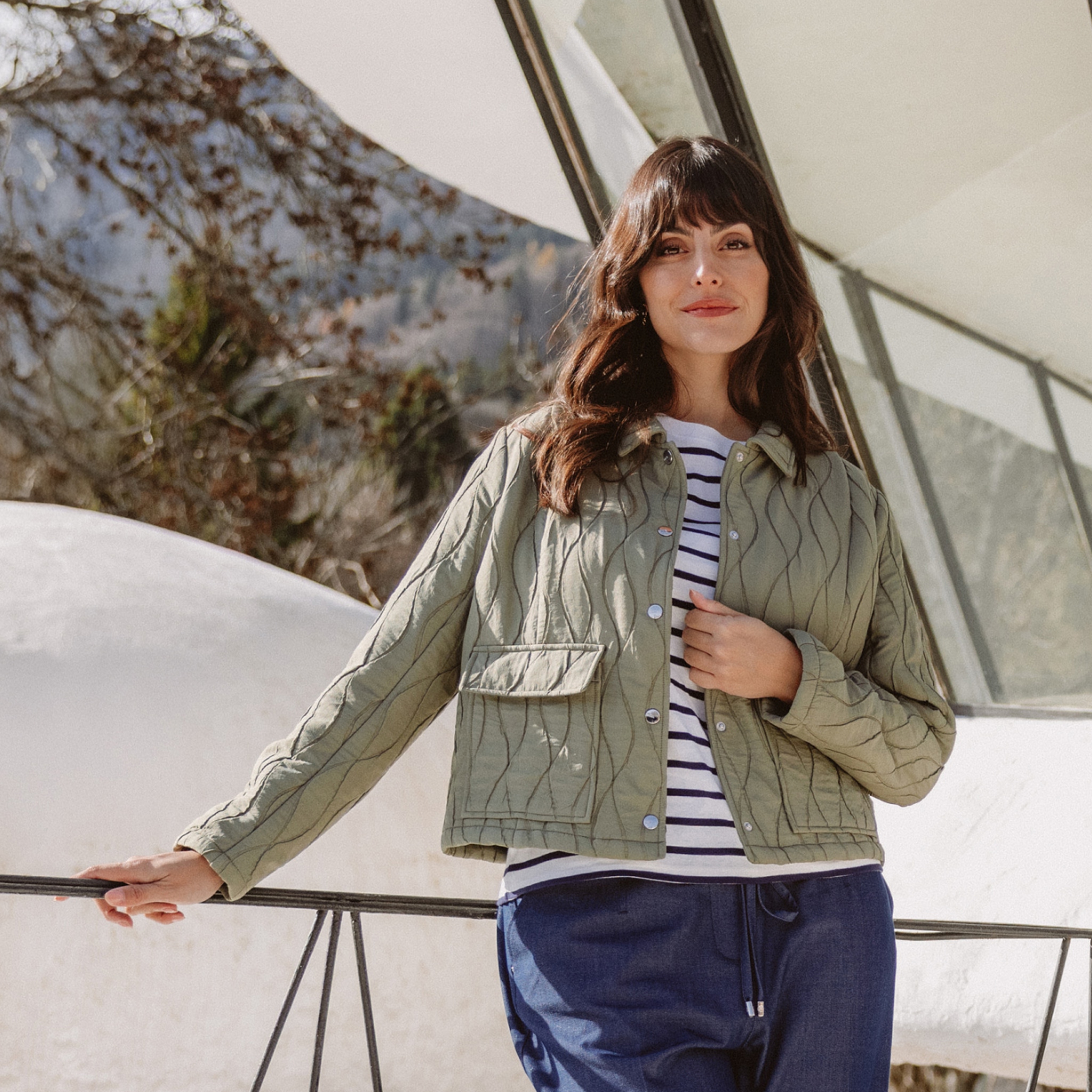 veste-courte-femme-404ina-1.jpg Veste courte droite manches longues vert kaki femme – Image 1