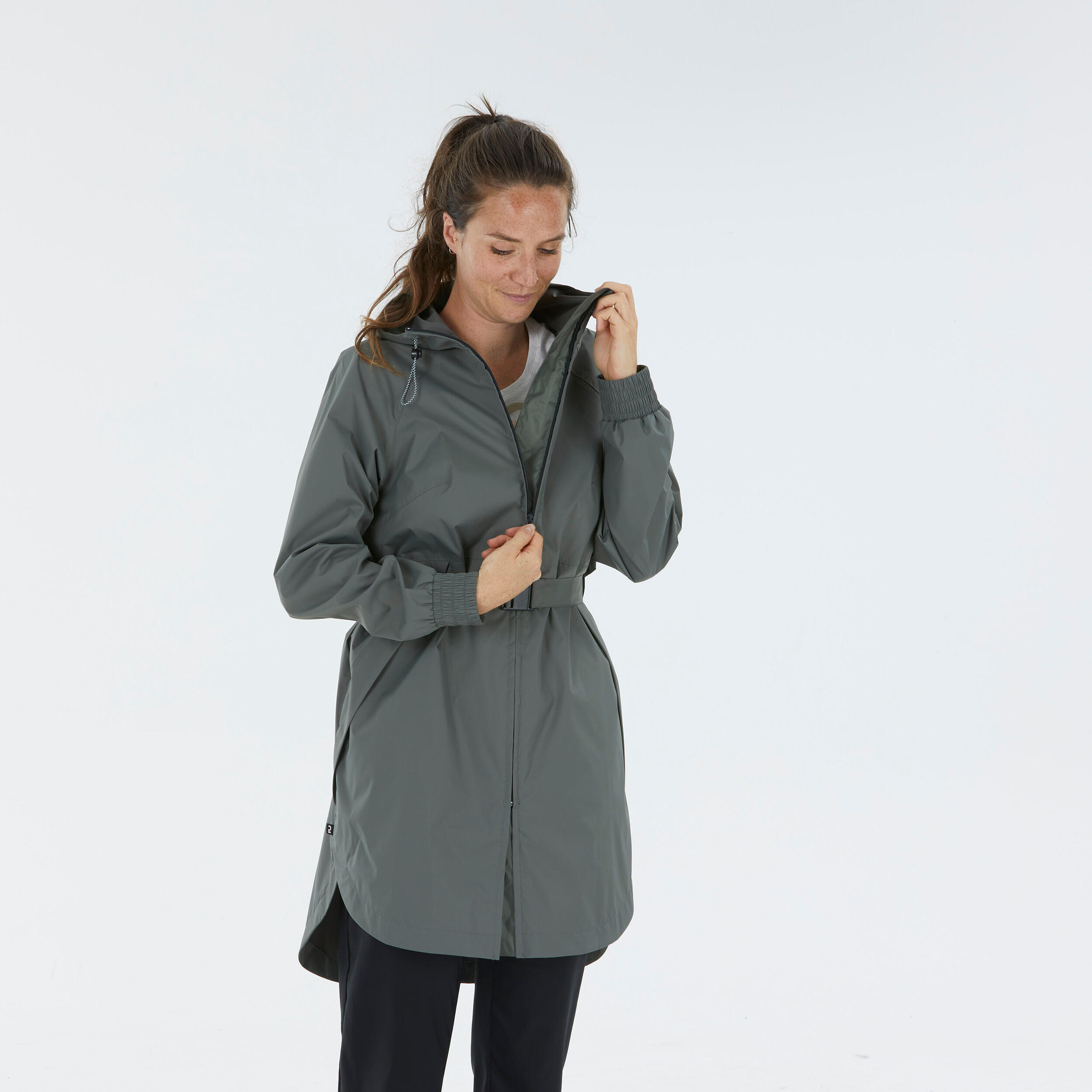 veste-longue-femme-389gzo-1.jpg Veste de randonnée imperméable femme, Raincut Longue kaki | Decathlon – Image 1