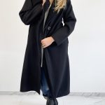 Longue veste noire avec ceinture et poches