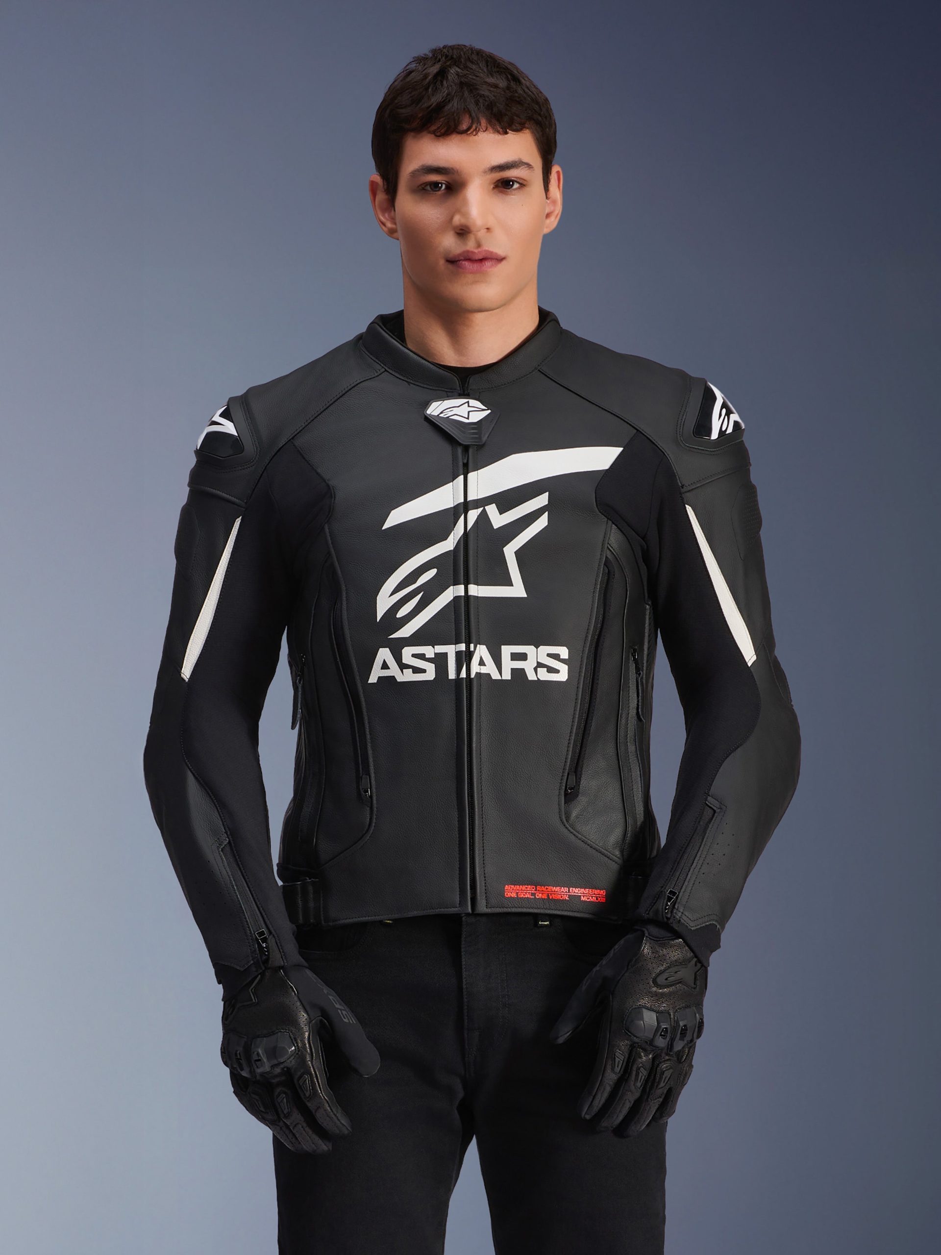 veste-moto-664bqm-2.jpg Veste En Cuir GP Plus V4 Veste Moto Noir | Alpinestars® – Image 1