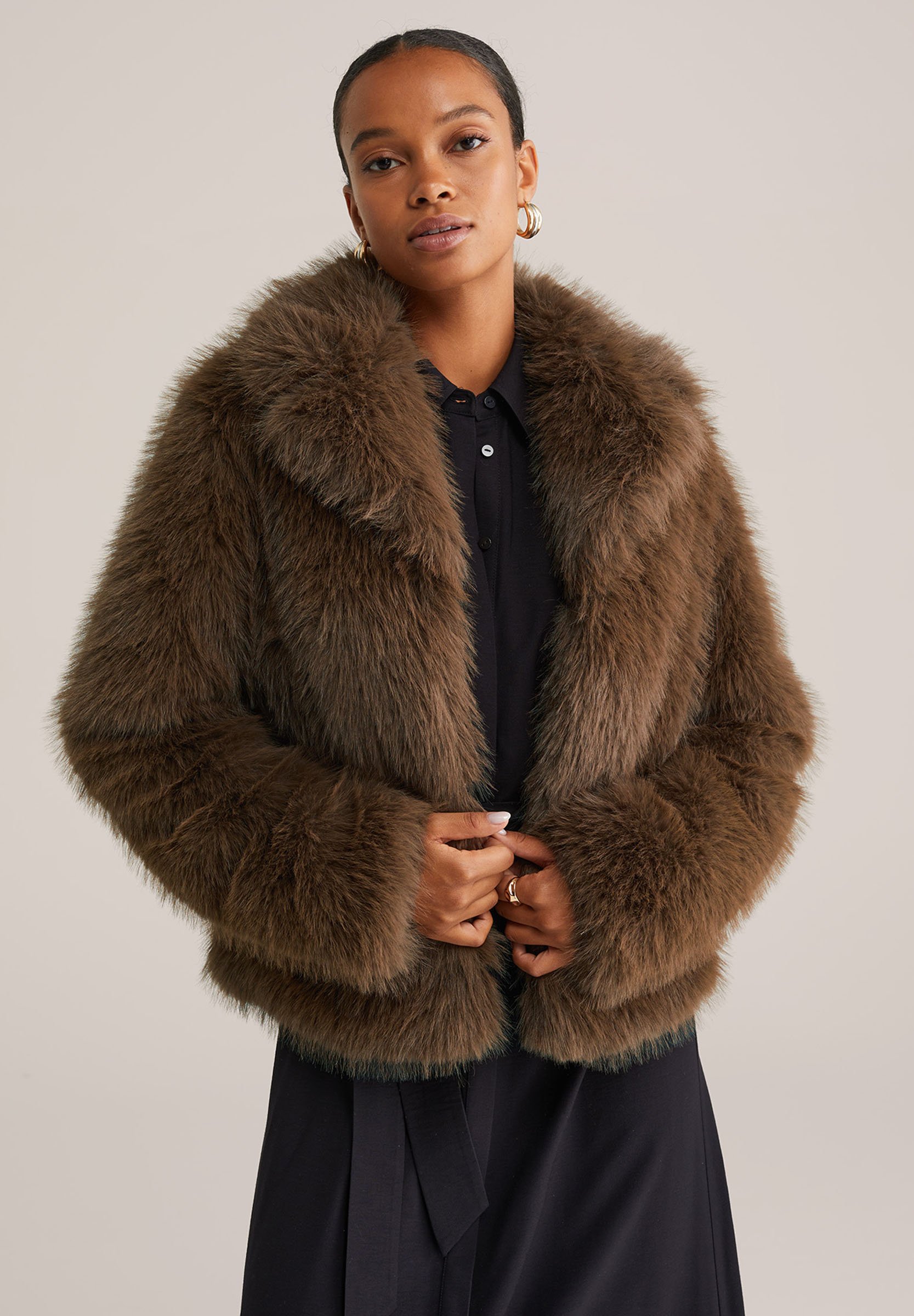 veste-moumoute-femme-001ojg-1.jpg Capuche Fourrure Femme Veste Moumoute Kiabi Le Blouson En Sherpa De Chez Kiabi à 30 Euros – Image 1