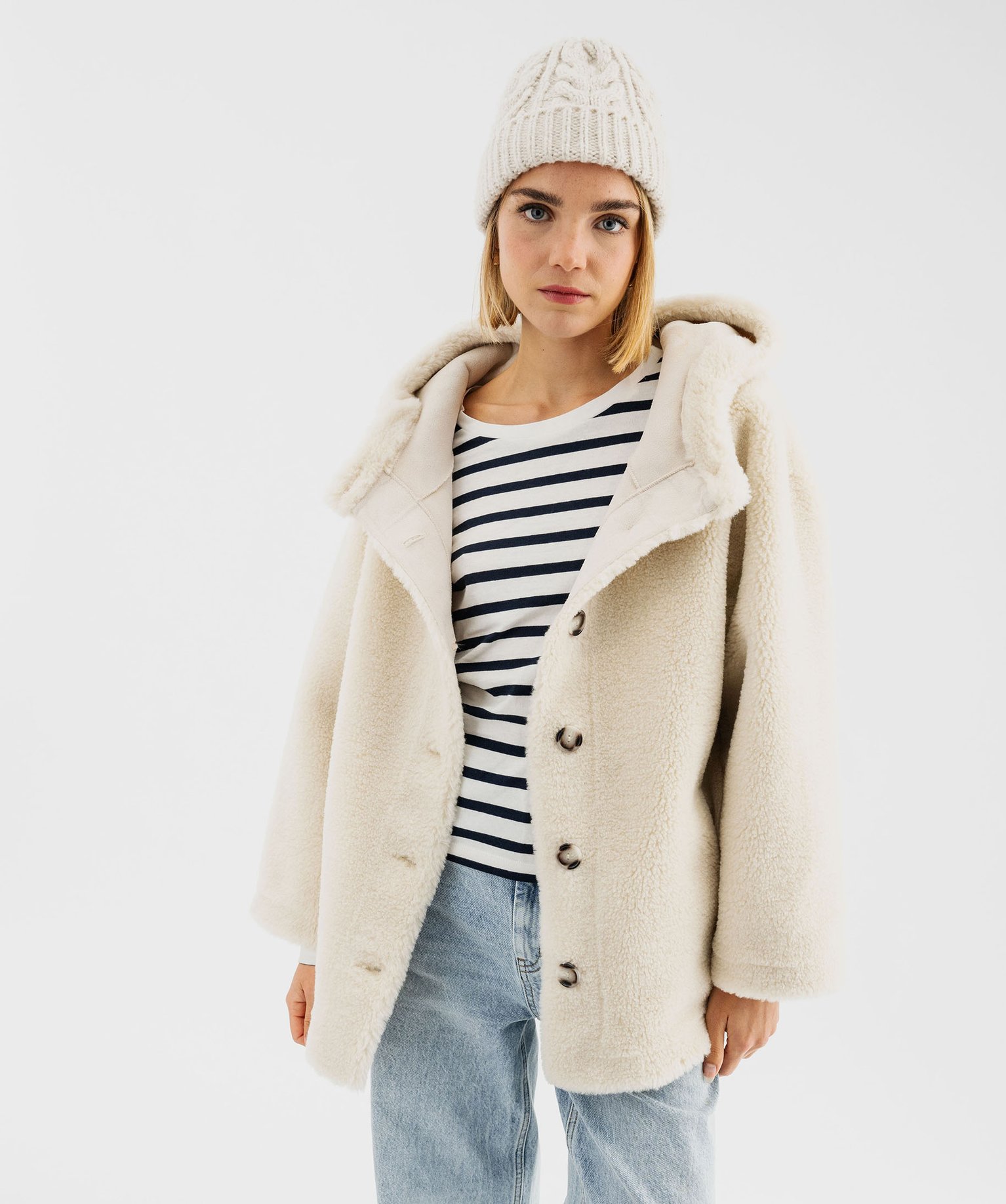 veste-moumoute-femme-833xaf-1.jpg Veste oversize à capuche en fourrure imitation femme ecru | GEMO – Image 1
