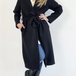 Longue veste noire avec ceinture et poches