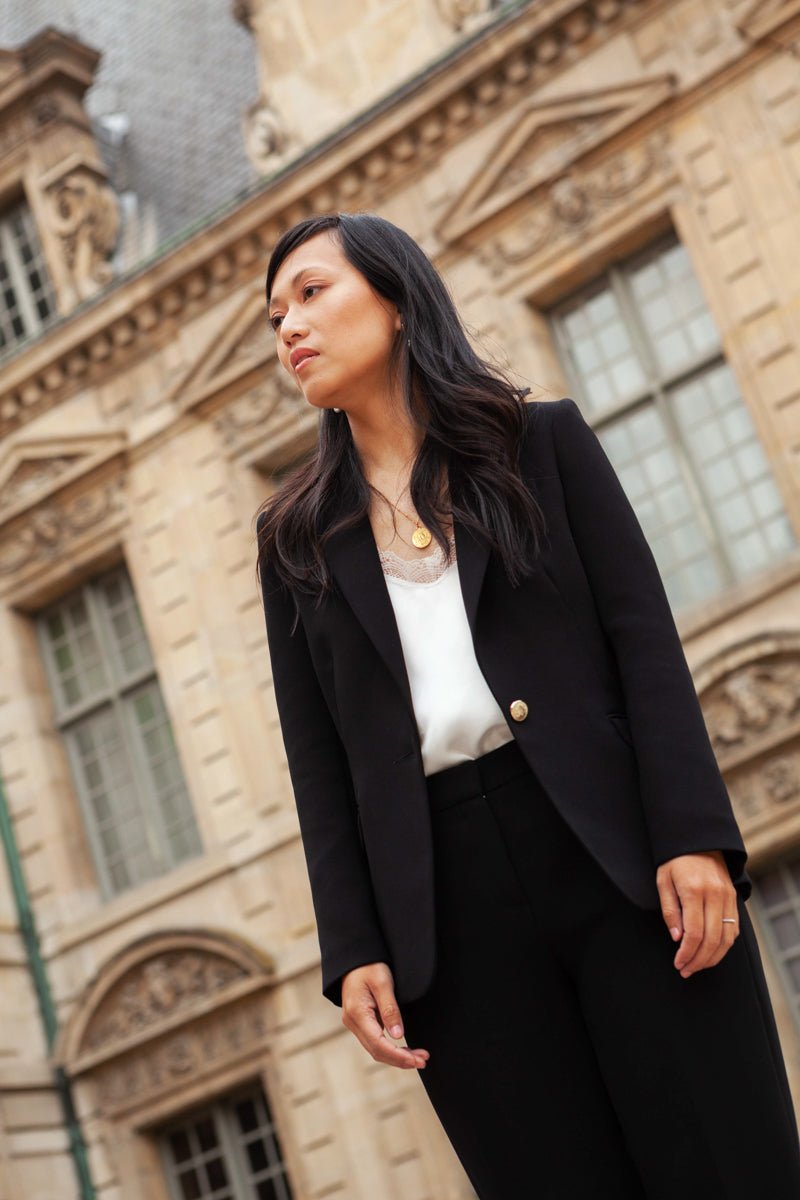 veste-noire-femme-730oca-1.jpg Veste Stéphanie noire | Veste blazer femme Petite noire – Petite and So What – Image 1